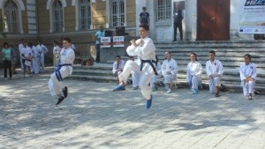 От аеробика през карате до велоразходка пробваха почитателите на спорта