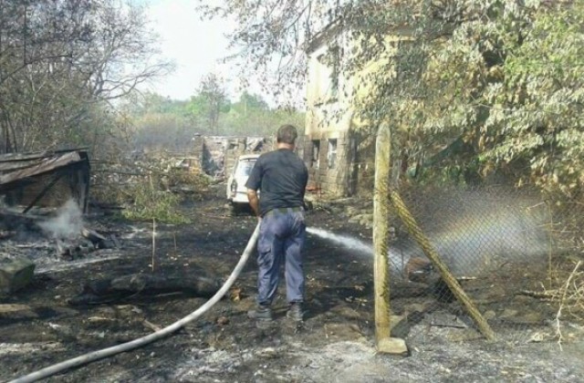 Пожар в Суходол погълна четири къщи. Двама са пострадали