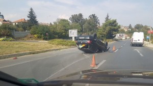 Кола се преобърна по таван на пътя ВарнаЗлатни пясъци