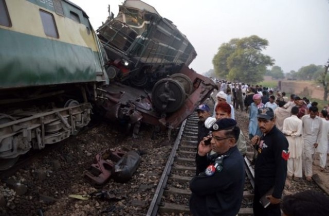 Шестима загинали и 150 ранени при сблъсък на влакове в Пакистан (СНИМКИ)