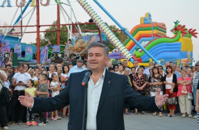 Панаирът започна с песен за Враца