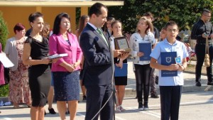 Училище връчи награди в първия учебен ден