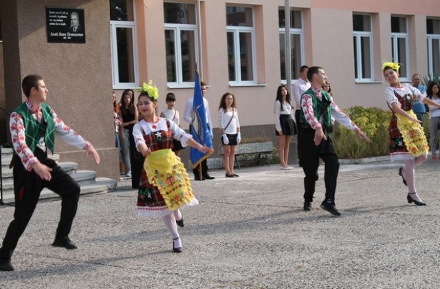 Танц и минута мълчание за Никол и Даяна в ПМГ-Хасково