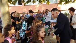 Кметът Стефан Радев подари книжка на всеки първокласник в Сливен