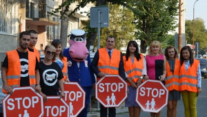 Младежи спираха коли пред училищата