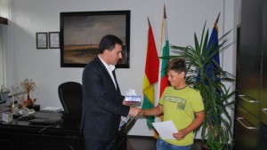 Наградиха седмокласник за проявено геройство при пожар