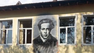Самоук художник твори безвъзмездно върху фасадата на училище