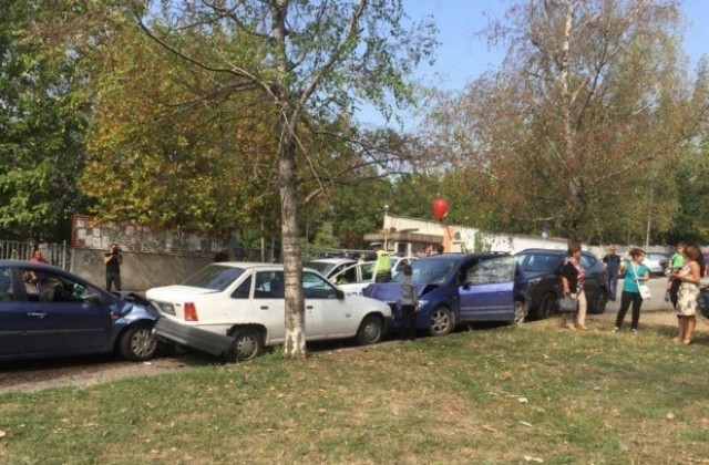 Непълнолетен блъсна три коли край училище във Велико Търново