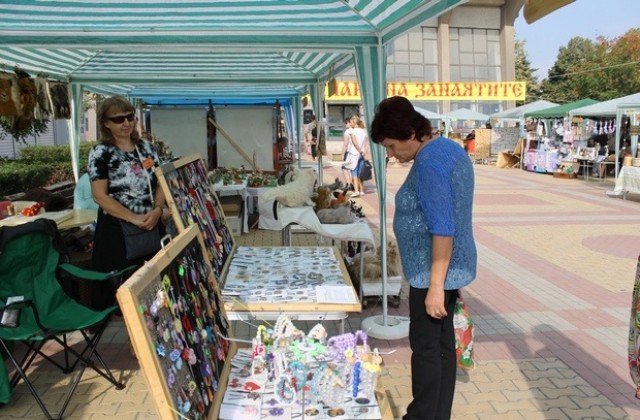 С песни и хора продължава Панаирът на занаятите в Димитровград