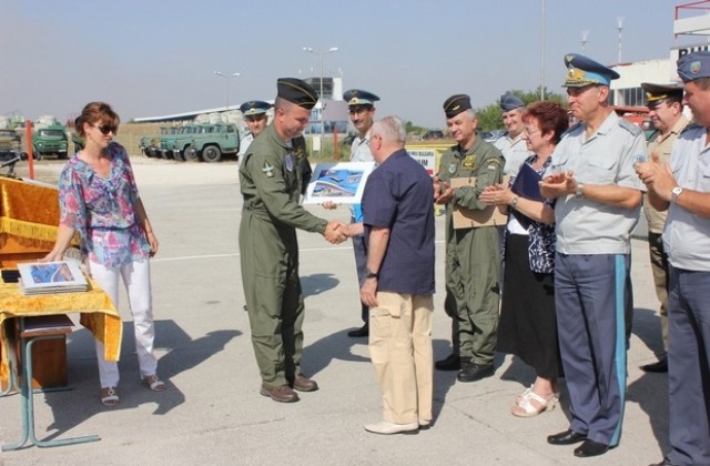 Сложен пилотаж показаха в УАГГ. Бенковски по случай 30 години самолет L-39 ZA в България