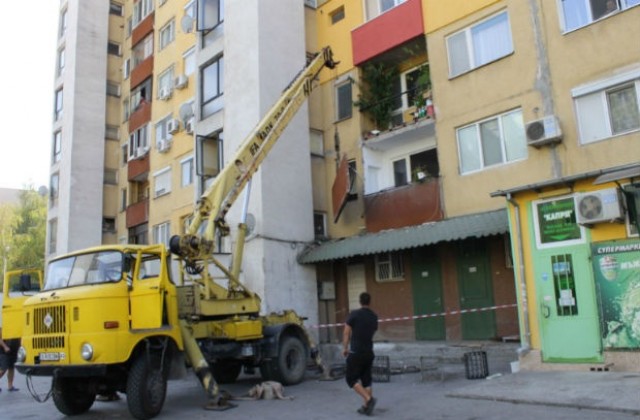 Бетонен блок от тераса рани мъж в Димитровград (СНИМКИ)
