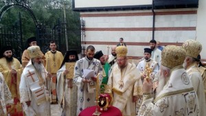 Български и румънски архиереи осветиха новата църква към Басарбовския манастир