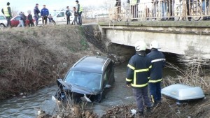 Карат безразсъдно и туп с колата в реката