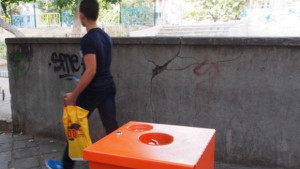 Сложиха пепелници пред варненските училища