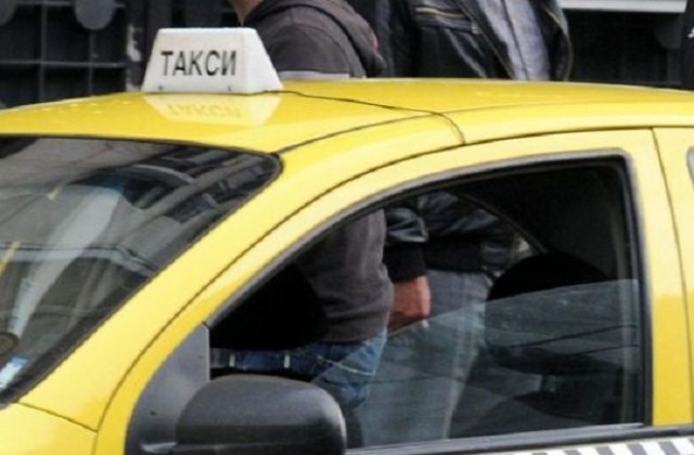 Пребиха таксиметров шофьор заради клиентка