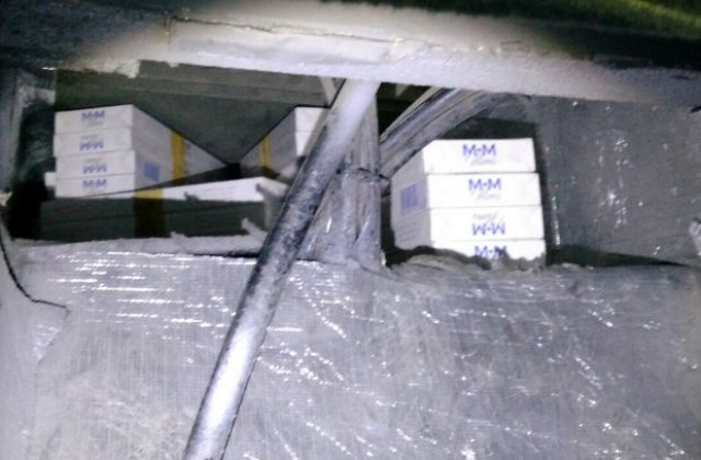 Митничари откриха контрабандни цигари в двойна стена на легло-тайник в автобус