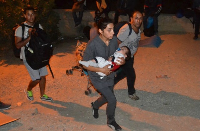 Хиляди мигранти избягаха след пожар в бежанския лагер на остров Лесбос