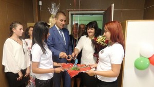 Цветан Цветанов предостави нови компютри на училище в Мездра