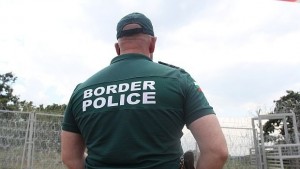 Задържаха шофьор превозвал 17 нелегални