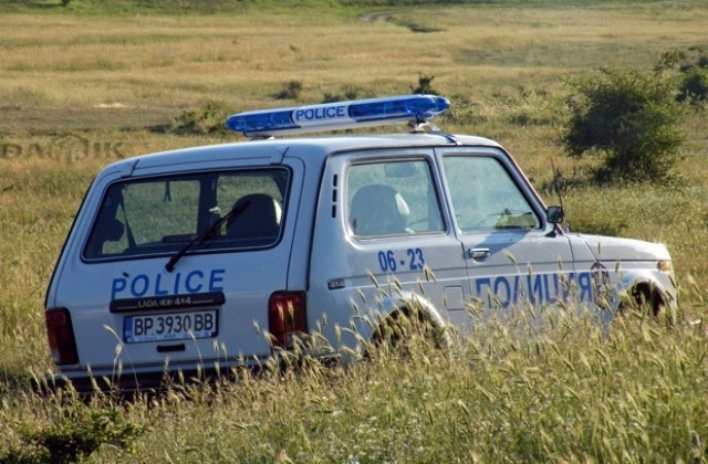 Полицаи откриха 17 мигранти, наблъскани в автомобил в Чирпан