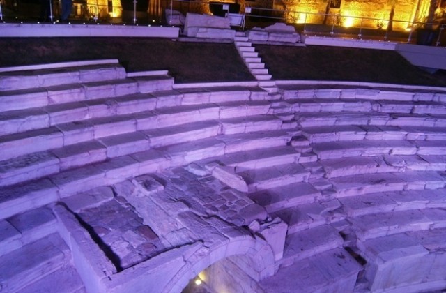 Откриха фотоизложба „Старият град - минало несвършено” пред Римския стадион