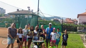 Любители на тениса на корт от България и Македония се