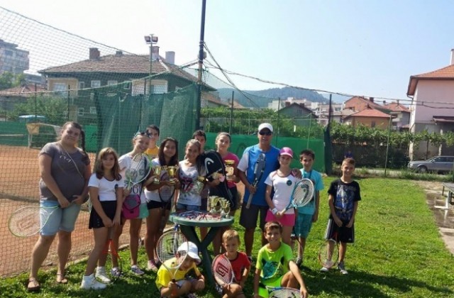 Любители на тениса на корт от България и Македония се събират на Kyustendil open