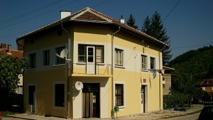 Село Стакевци с реновирано кметство