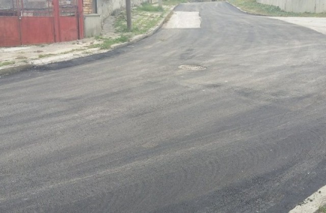 Ударно асфалтират улици в квартал Повеляново