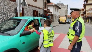 Деца раздаваха на шофьори в Банско брошури и цветя