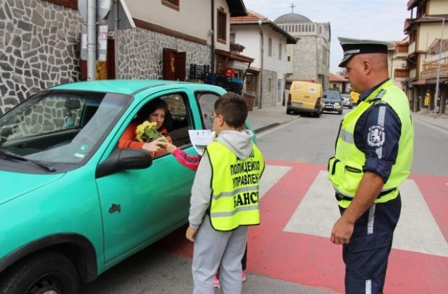 Деца раздаваха на шофьори в Банско брошури и цветя