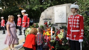 Венци и цветя за Деня на Независимостта и в Димитровград