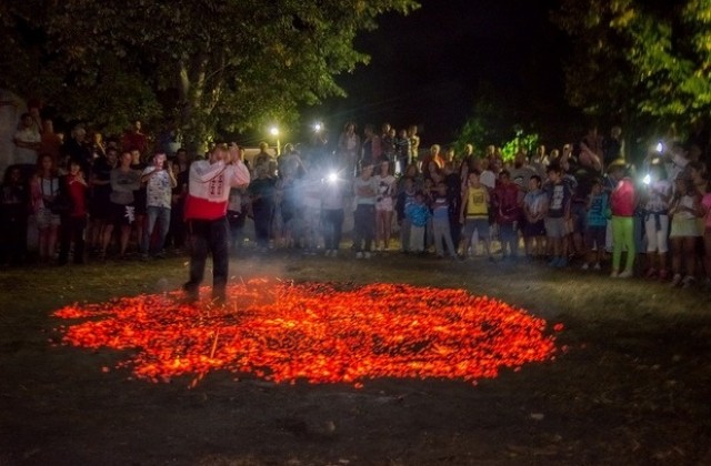 Нестинари танцуват на Фестивала на кешкека в Радилово