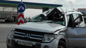 Джип се преобърна на бензиностанция