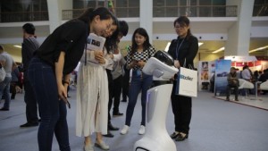 Робот патрулира на китайско летище