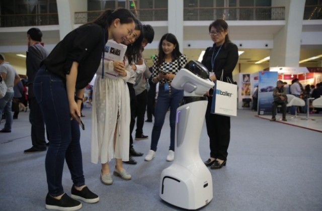 Робот патрулира на китайско летище