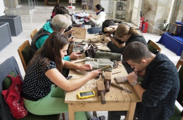 Майстори представят стари занаяти в шуменския музей