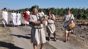 С възстановка на древен ритуал стартира гроздоберът край Баните