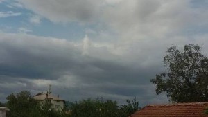 Вярващи видяха Исус в облаците над Мокрище СНИМКИ