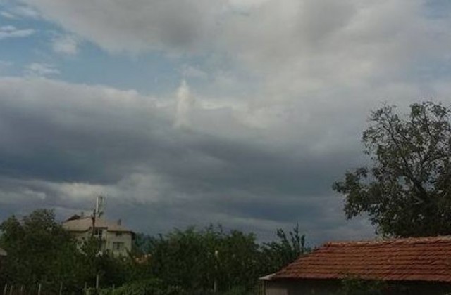 Вярващи видяха Исус в облаците над Мокрище (СНИМКИ)