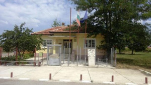 Атолово празнува