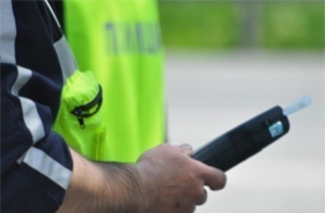 Задържаха поредния пиян и без книжка на пътя