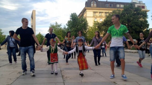 Пловдивчани и гости на града се хванаха на хоро в