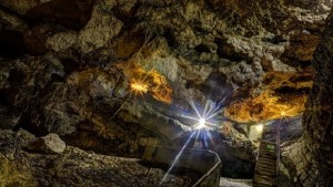Обраха туристи докато разглеждат пещерата Дяволско гърло
