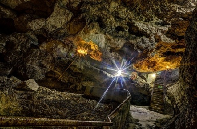 Обраха туристи, докато разглеждат пещерата „Дяволско гърло“
