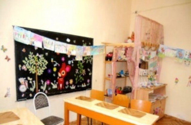Дарителска кампания събира мебели за помощното училище