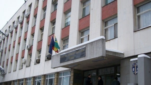 Първокласниците с подаръци от ямболските полицаи