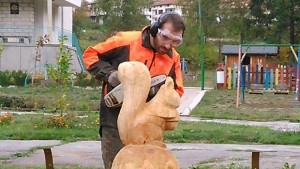 Хирург от ВМА извая дървени скулптури с моторен трион СНИМКИ