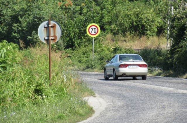 Нови пътни знаци вместо ремонт ще борят катастрофите по пътя Русе-Бяла (СНИМКИ)