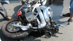 Моторист със счупен крак след катастрофа